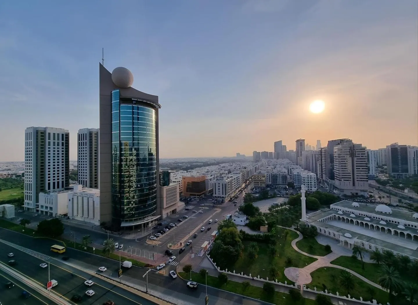 Wonder Balcony Room - Heart Of Abu Dhabi Hostel