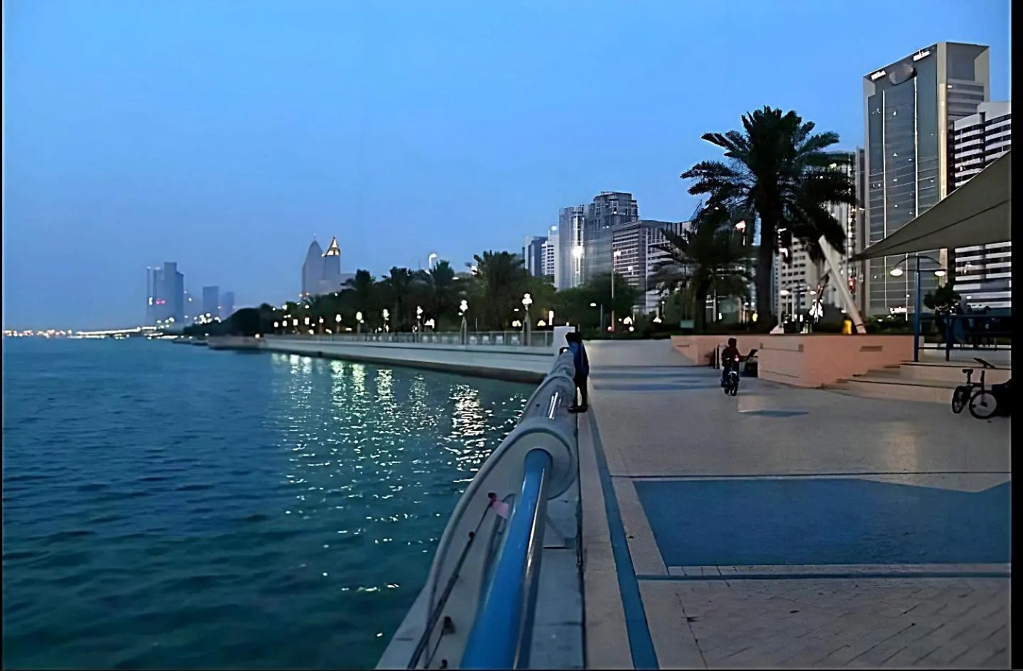 Hostel Wonder Balcony Room - Heart Of Abu Dhabi