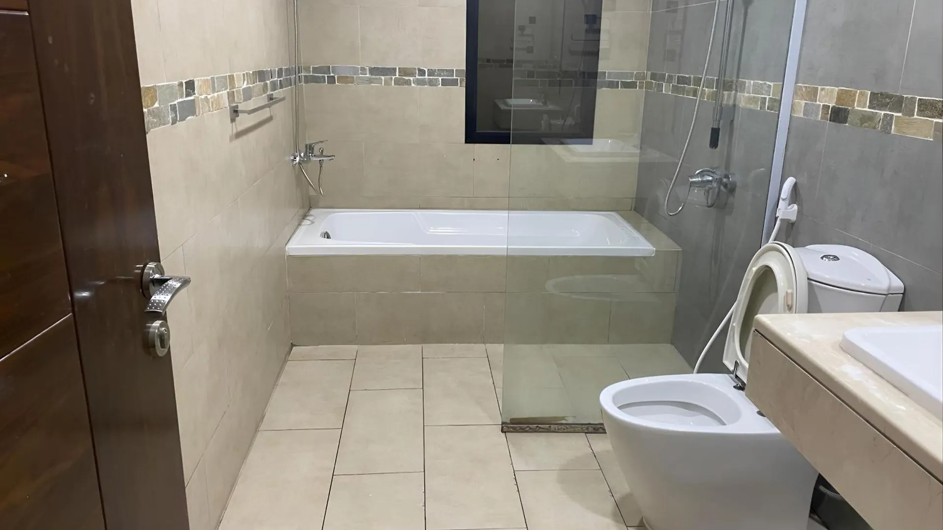 Hostel Wonder Balcony Room - Heart Of Abu Dhabi