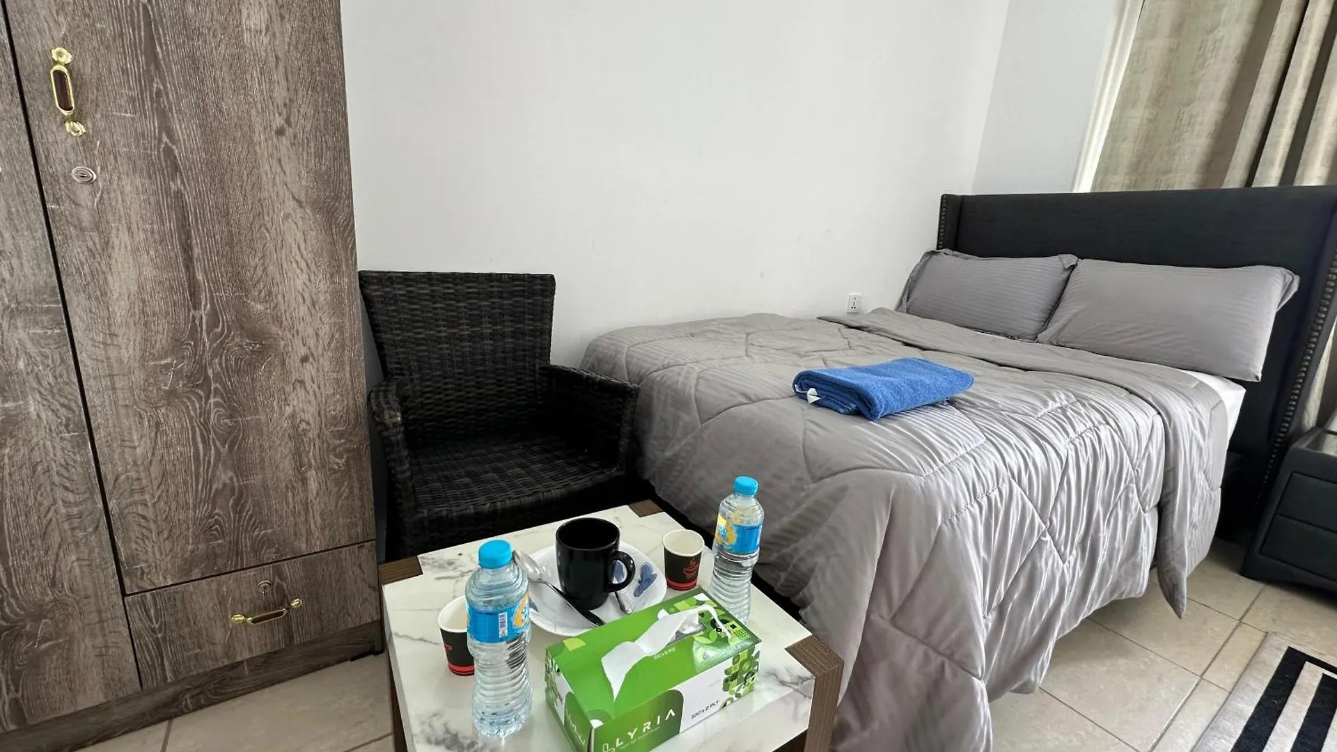 Wonder Balcony Room - Heart Of Abu Dhabi Hostel
