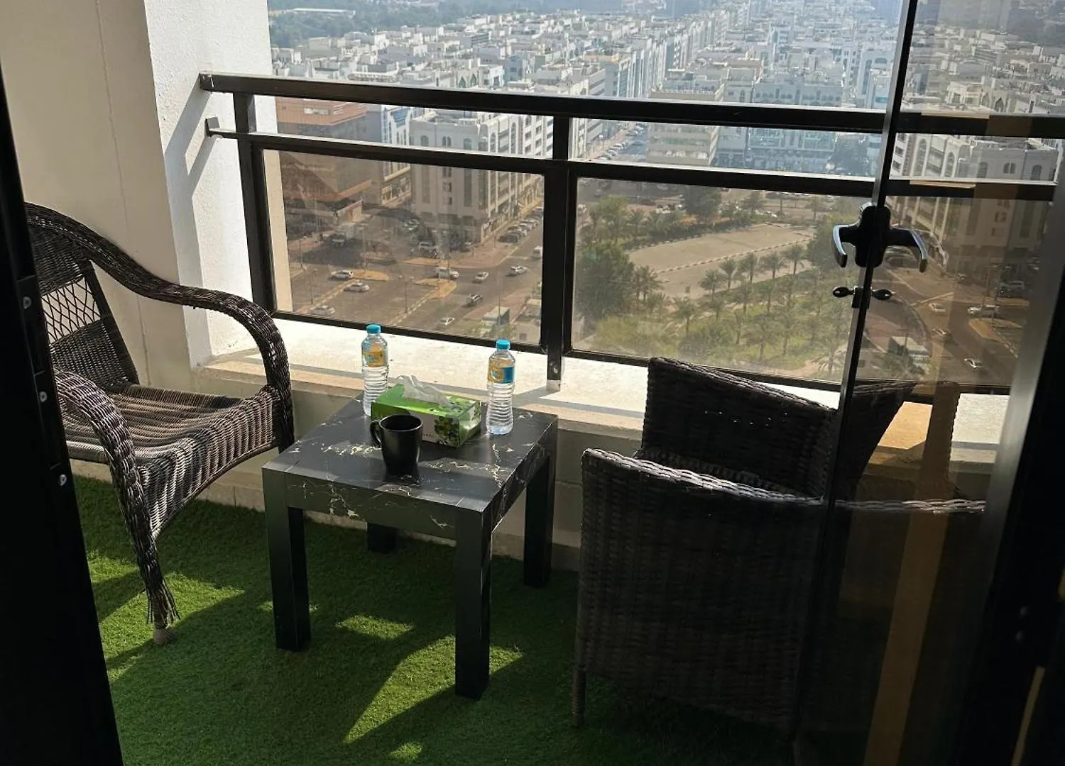 Wonder Balcony Room - Heart Of Abu Dhabi Hostel
